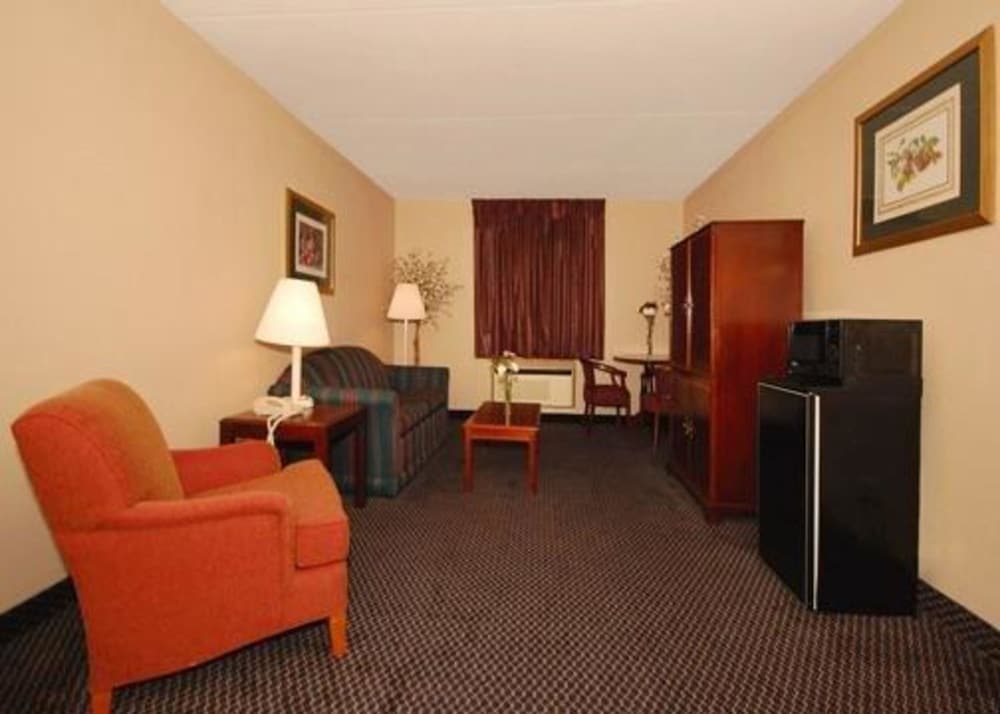 Фото Econo Lodge Inn & Suites