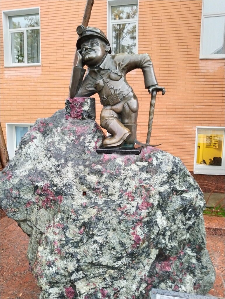 Genre sculpture Горняк, Kirovsk, photo