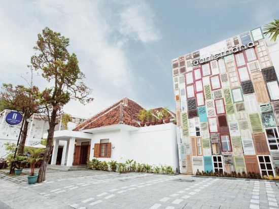 Фото Adhisthana Hotel