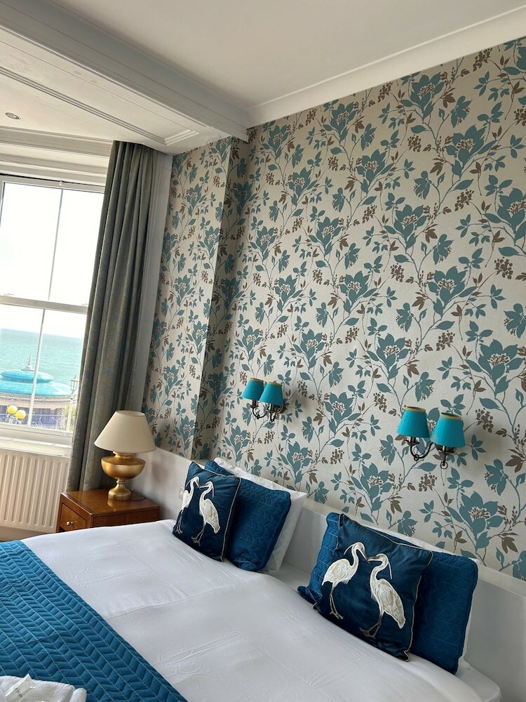 Фото The Cumberland Hotel