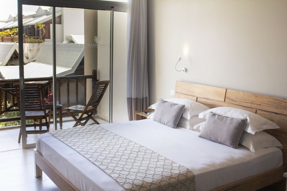 Фото Le Peninsula Bay Beach Resort