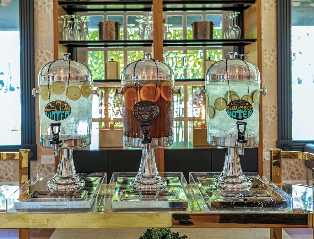 Фото Chateau Inn and Suites