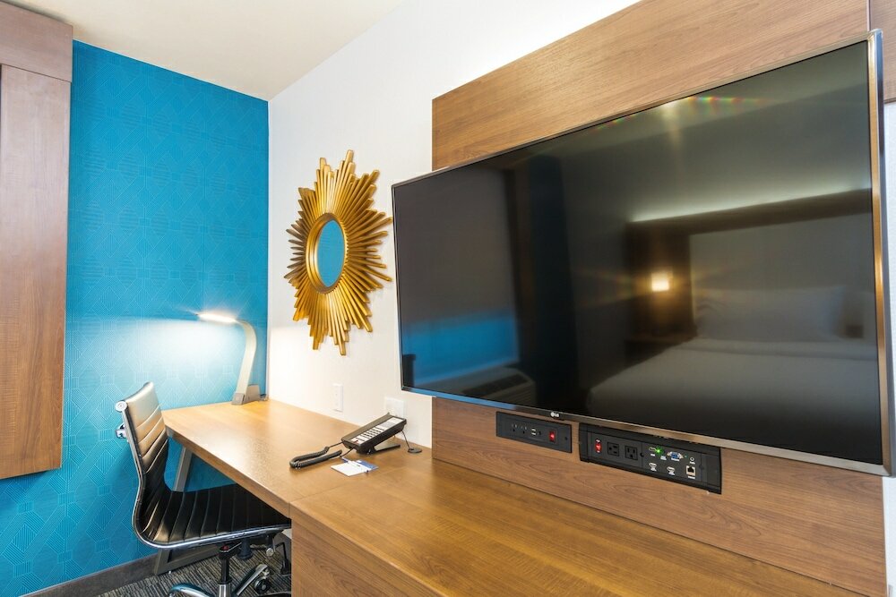 Фото Holiday Inn Express Hotel & Suites Hollywood Walk of Fame, an IHG Hotel