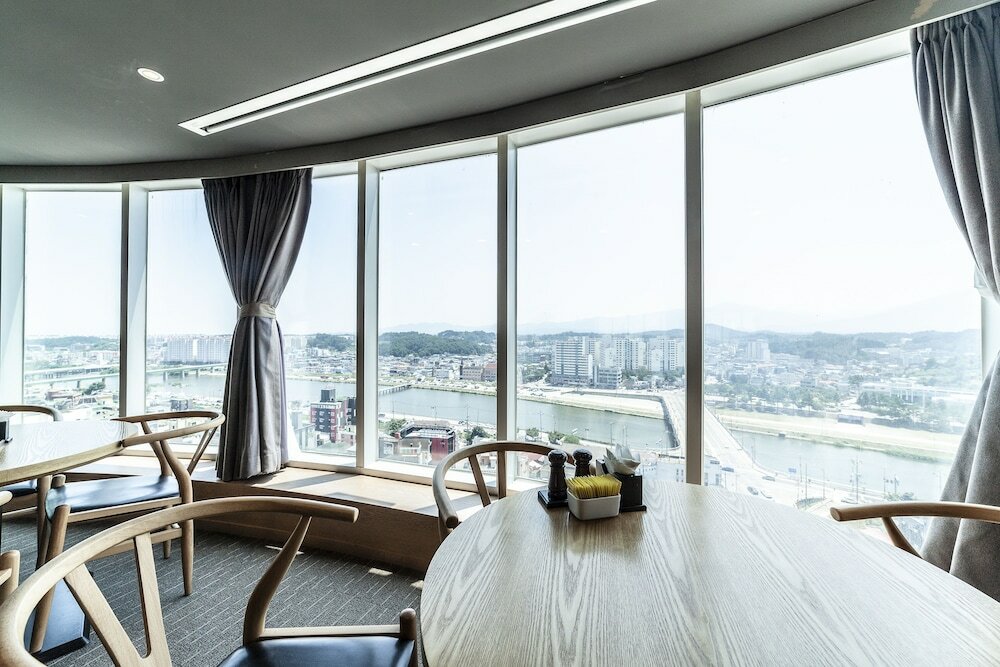 Фото Gangneung Tourist Hotel