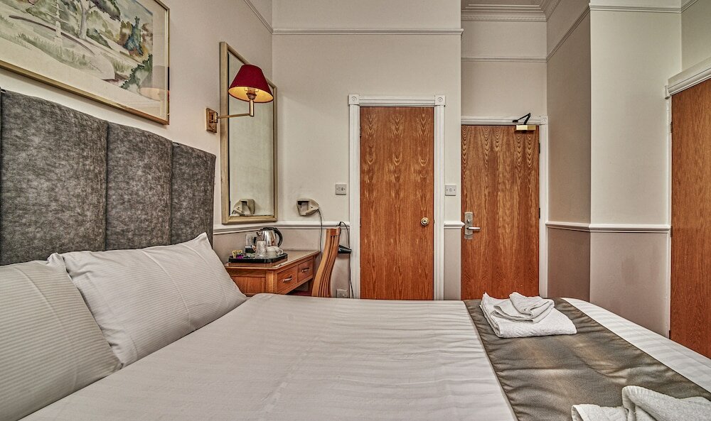 Фото Hyde Park Radnor Hotel