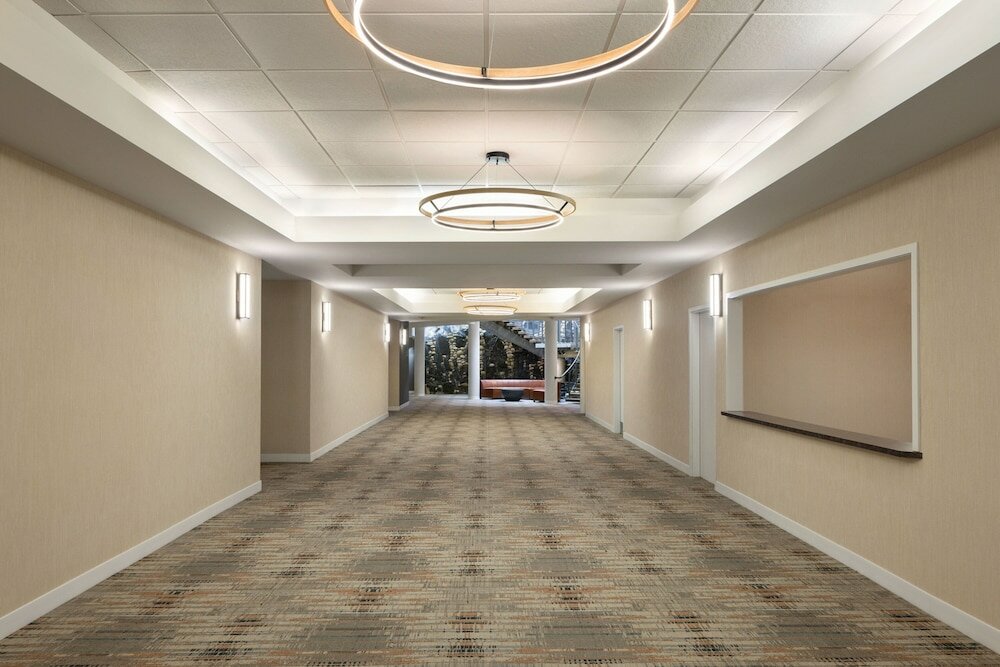 Фото Four Points by Sheraton Edmonton South