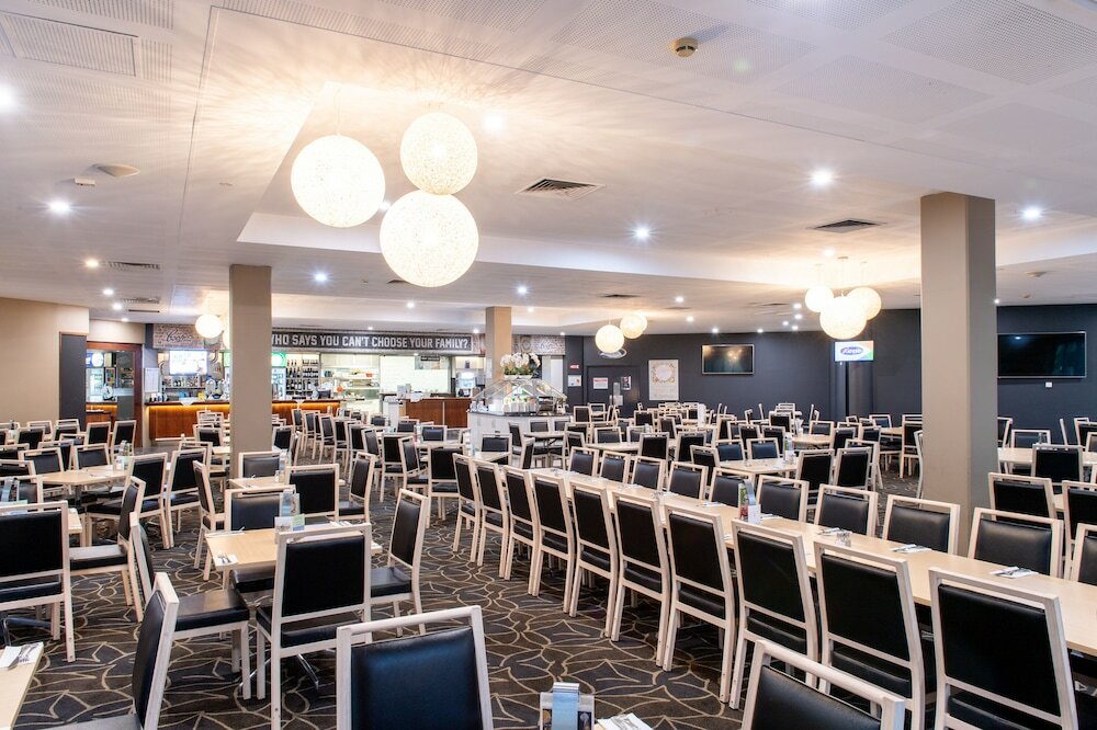 Фото Mawson Lakes Hotel & Function Centre