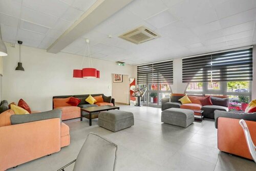 Гостиница L'Amandier в Нантере