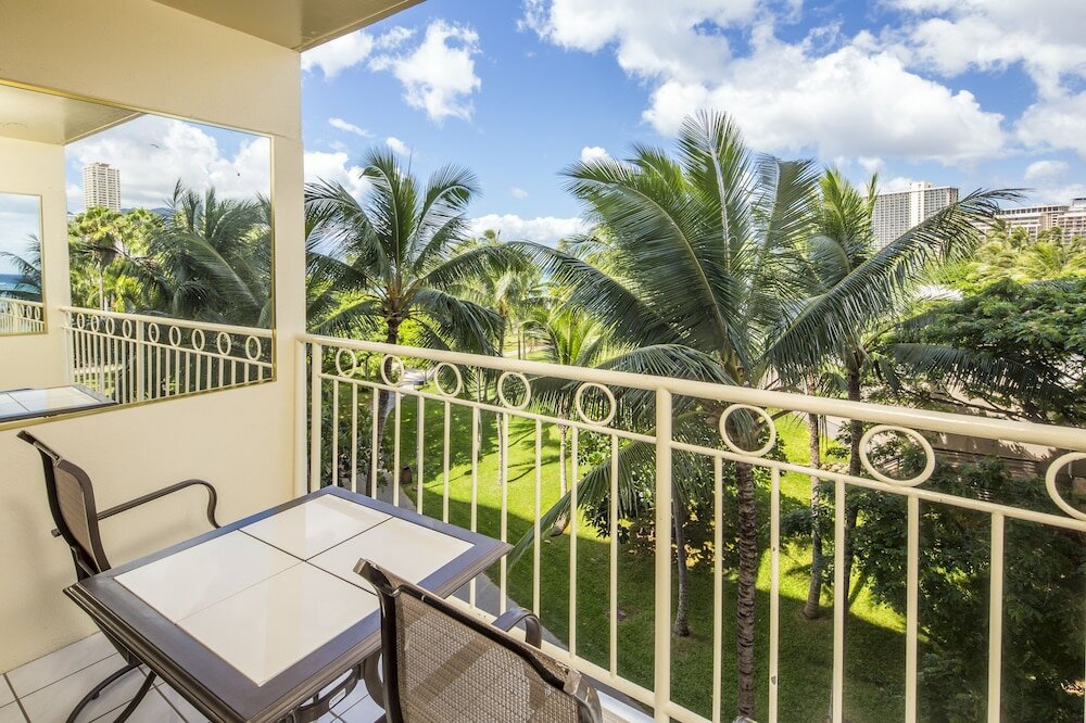 Фото Castle Waikiki Shore