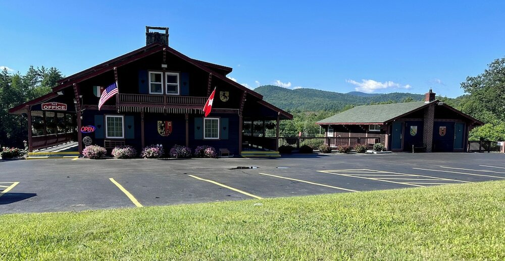 Фото Swiss Chalets Village Inn