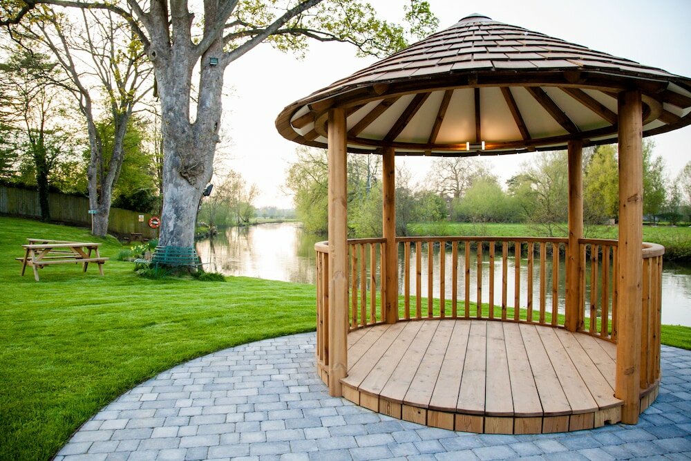 Фото Legacy Rose & Crown Hotel