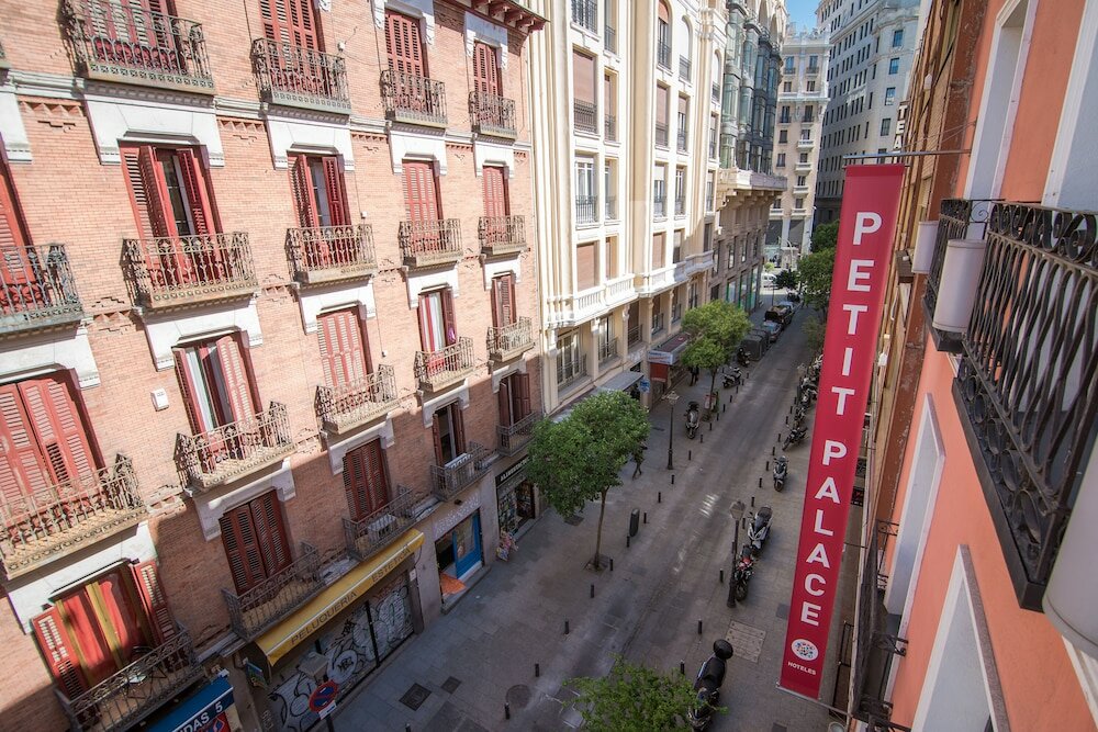 Фото Petit Palace Tres Cruces