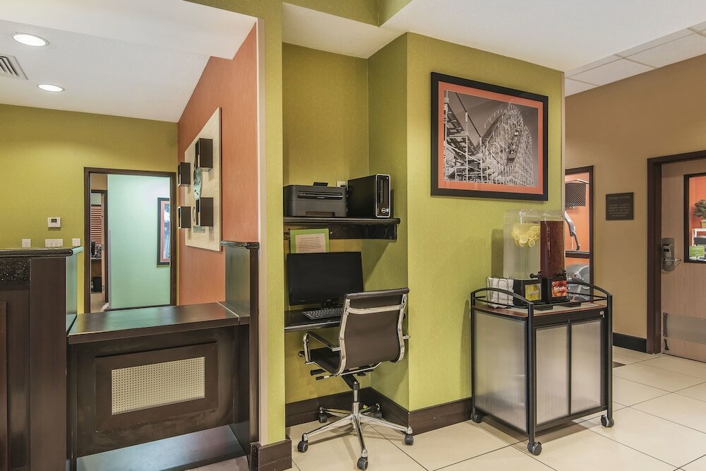 Фото Comfort Inn & Suites Kansas City - Northeast