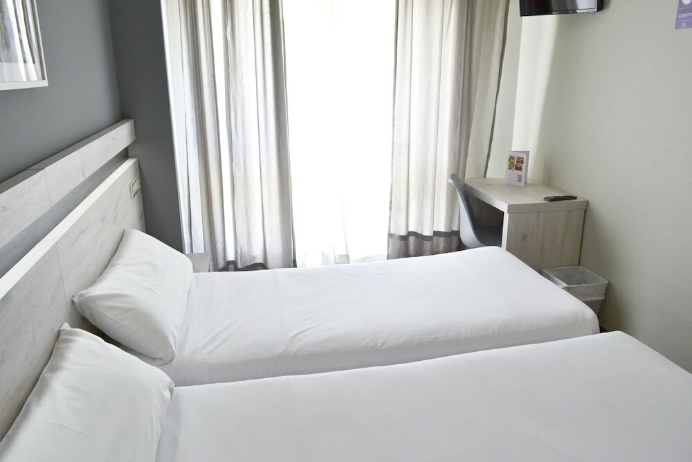 Фото Hostal Alda Puerta Coruña