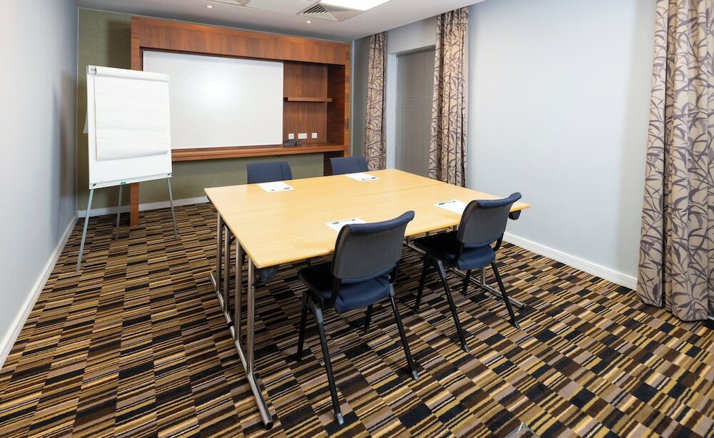 Фото Holiday Inn Express Stevenage, an Ihg Hotel