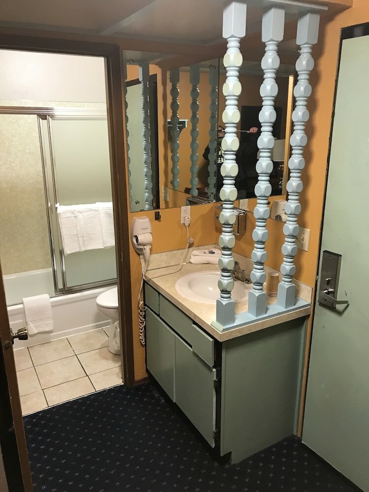 Фото Smokey Point Motor Inn