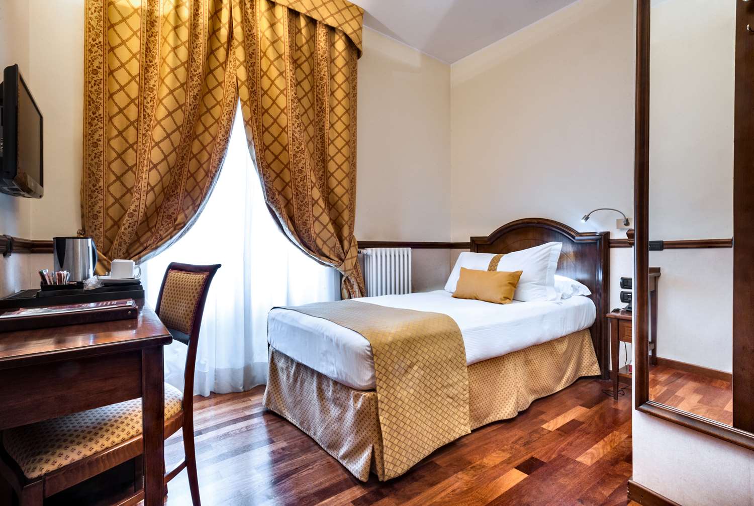 Фото World Hotel Casati 18