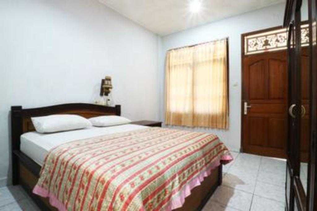 Фото Taman Mekar Beach Inn 2