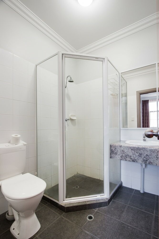 Фото The Emperors Crown Hostel