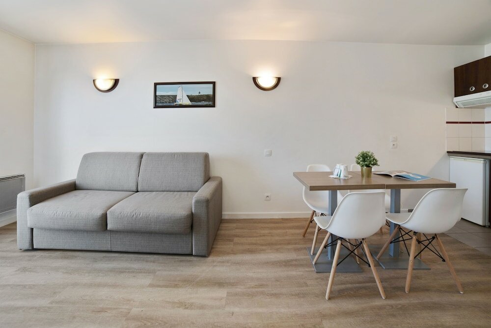 Фото Comfort Aparthotel Versailles Saint Cyr Lecole 