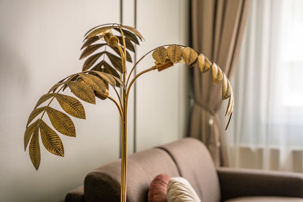 Фото Queen's Court Hotel & Residence