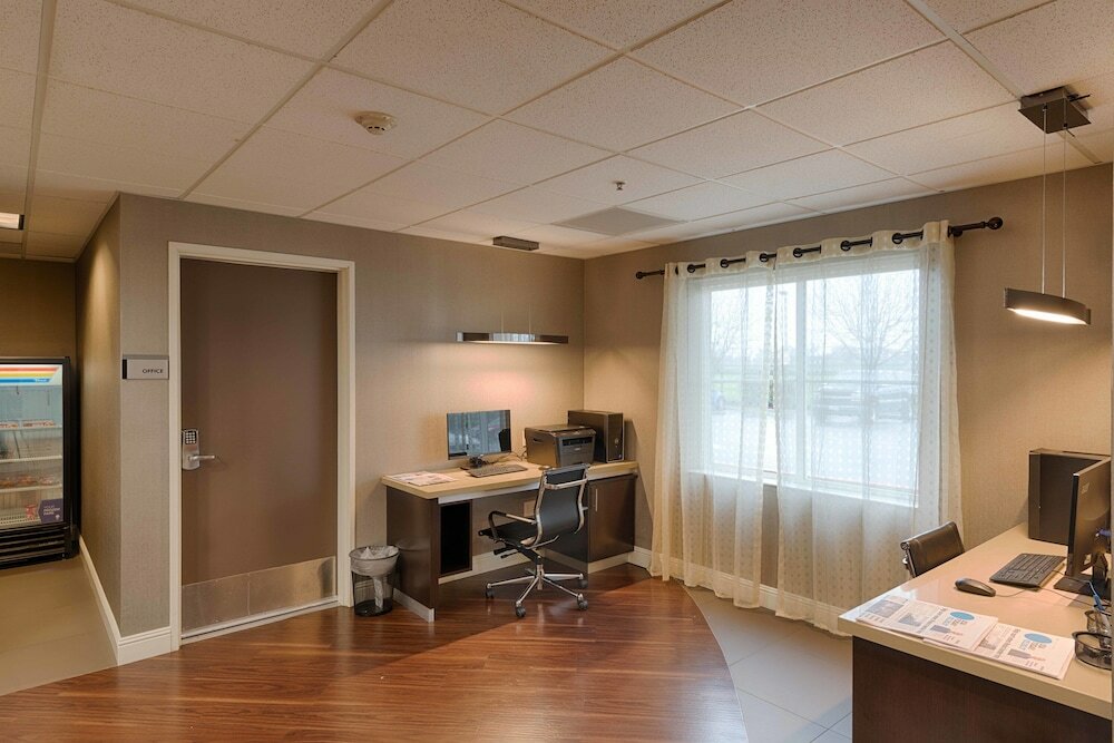 Фото Best Western Plus Delta Inn & Suites