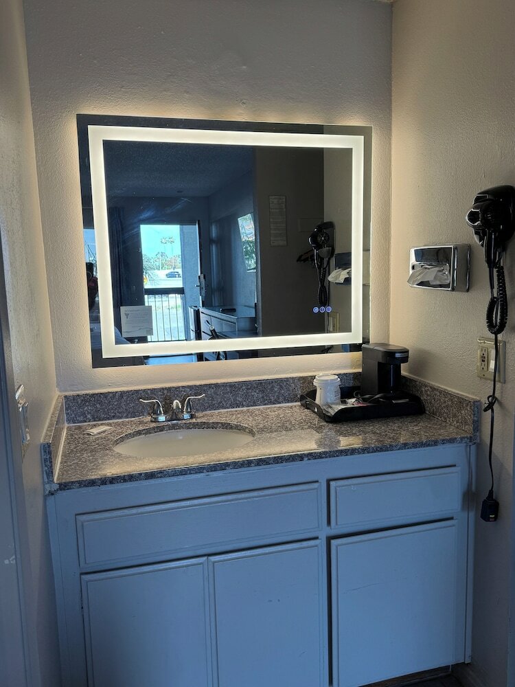 Фото Days Inn by Wyndham Ontario Airport