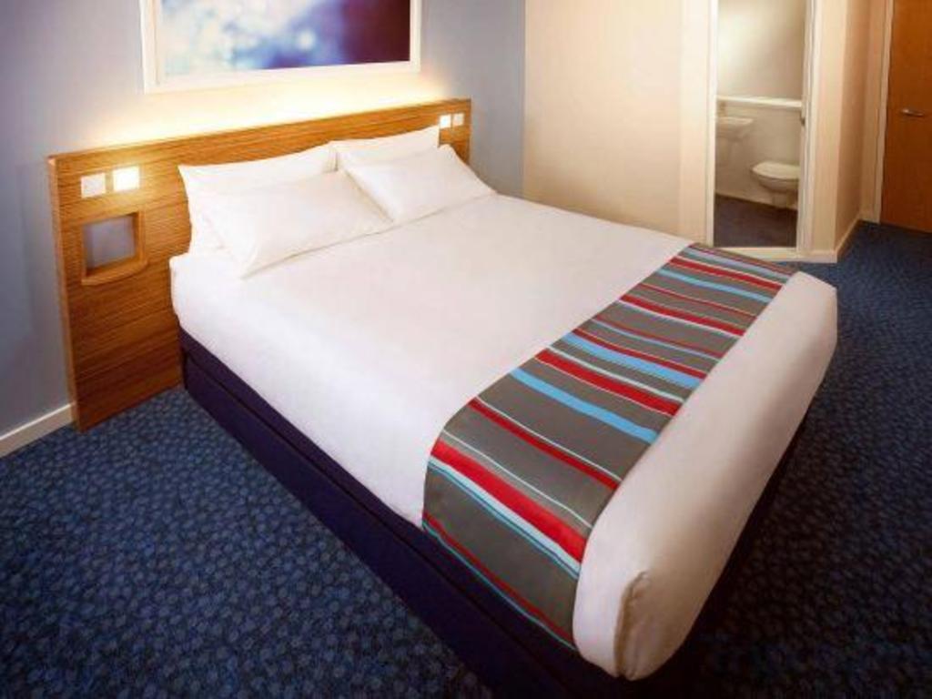 Фото Travelodge London Central Aldgate East