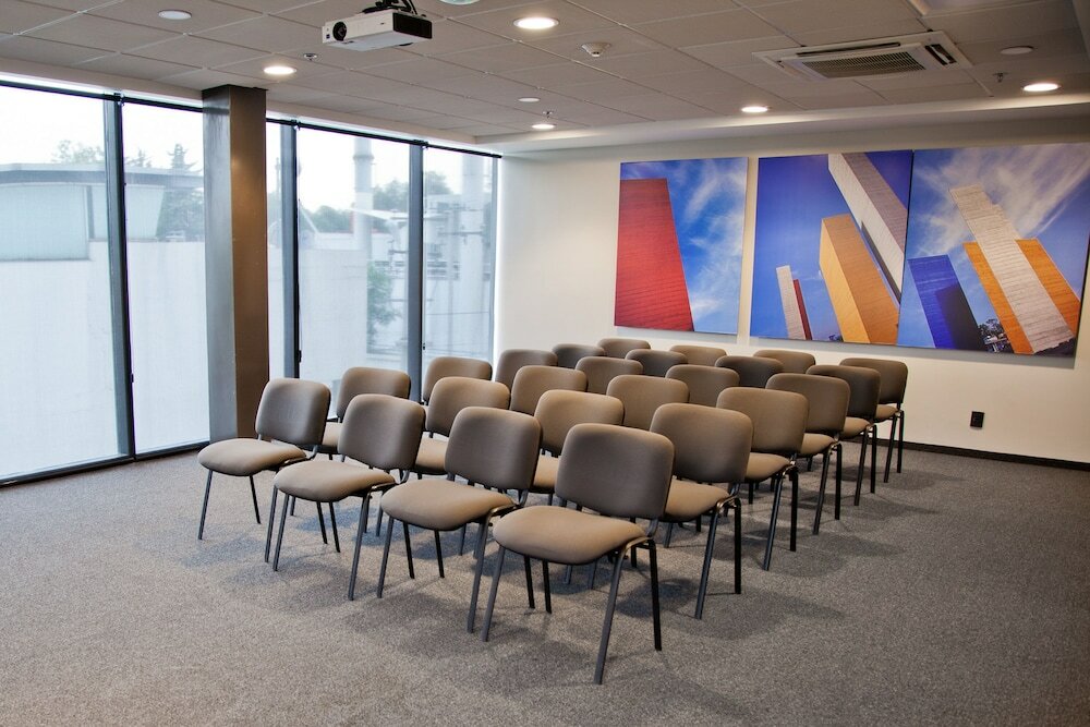 Фото City Express Plus Satelite