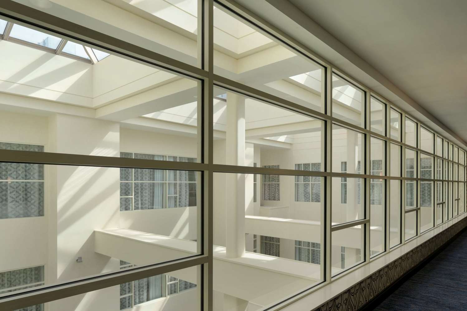 Фото Embassy Suites Louisville Downtown