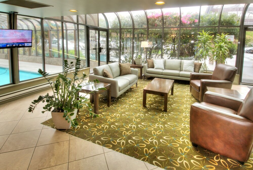 Фото Days Inn by Wyndham Victoria On The Harbour