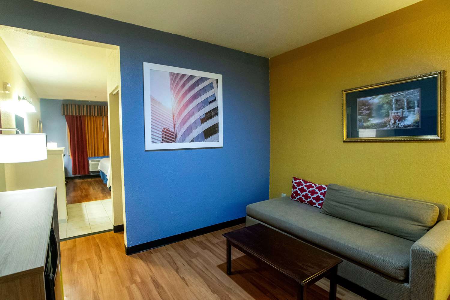 Фото Days Inn And Suites Houston North/Aldine