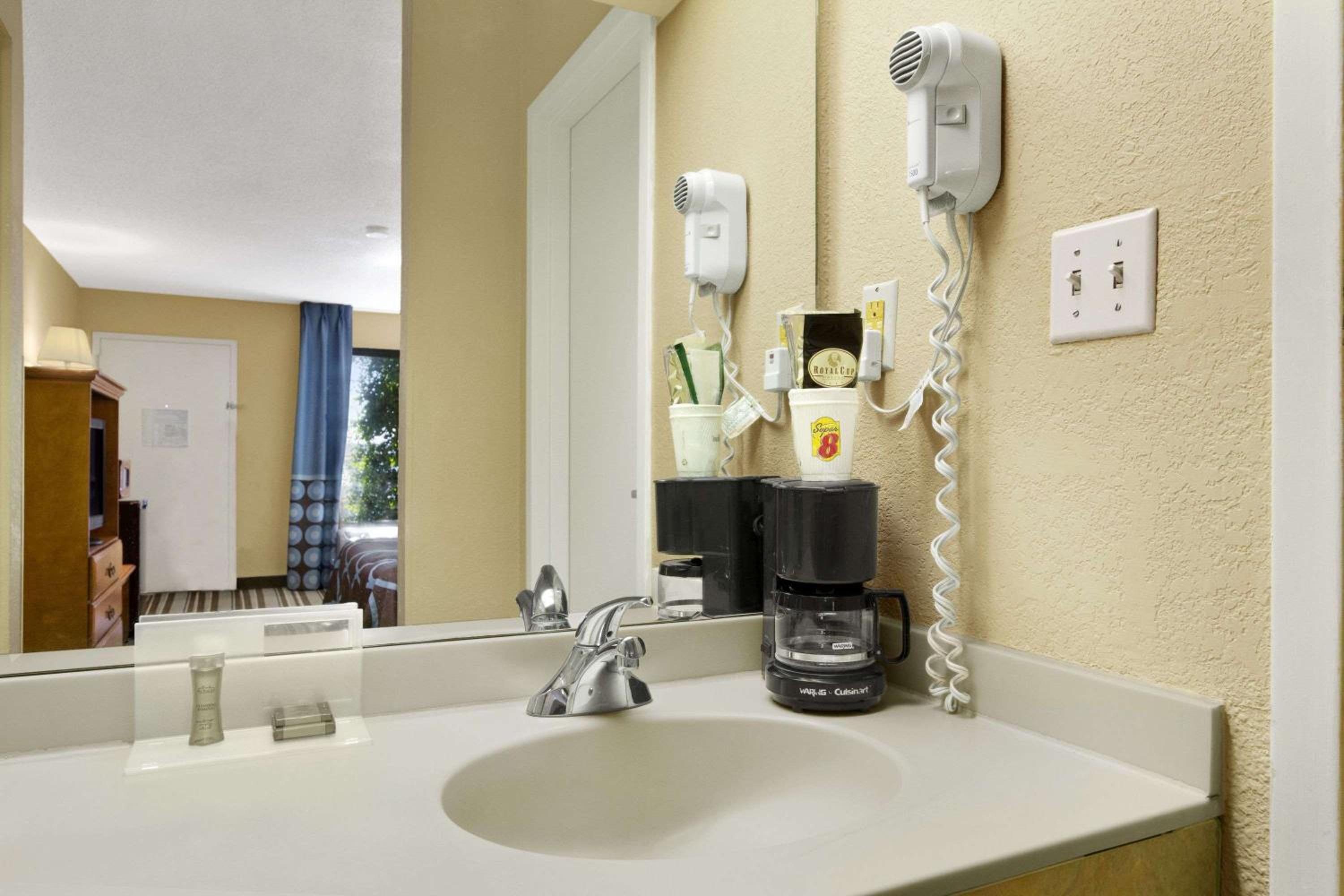 Фото Super 8 by Wyndham Oxford