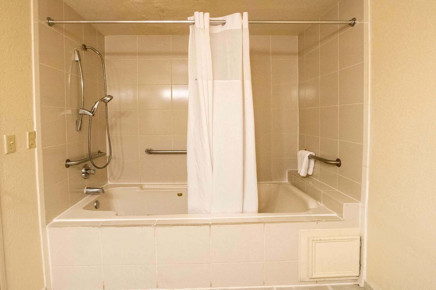 Фото Days Inn And Suites Houston North/Aldine