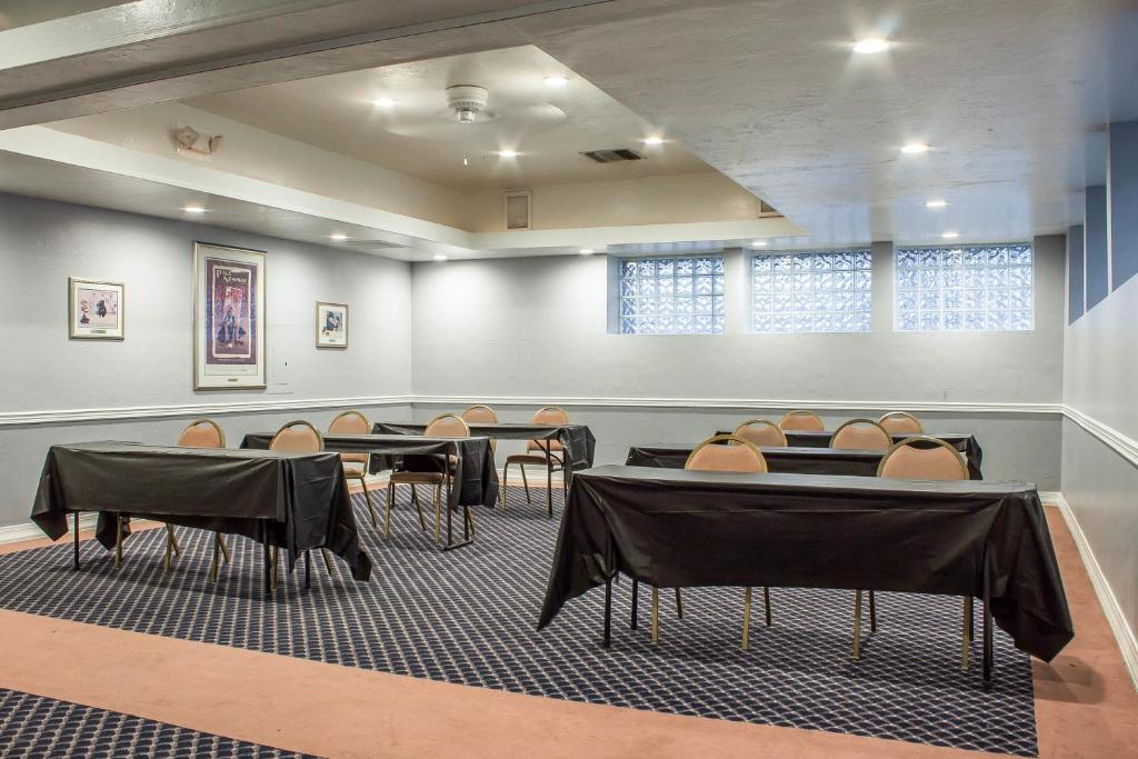 Фото Red Roof Inn Tucson Downtown – University