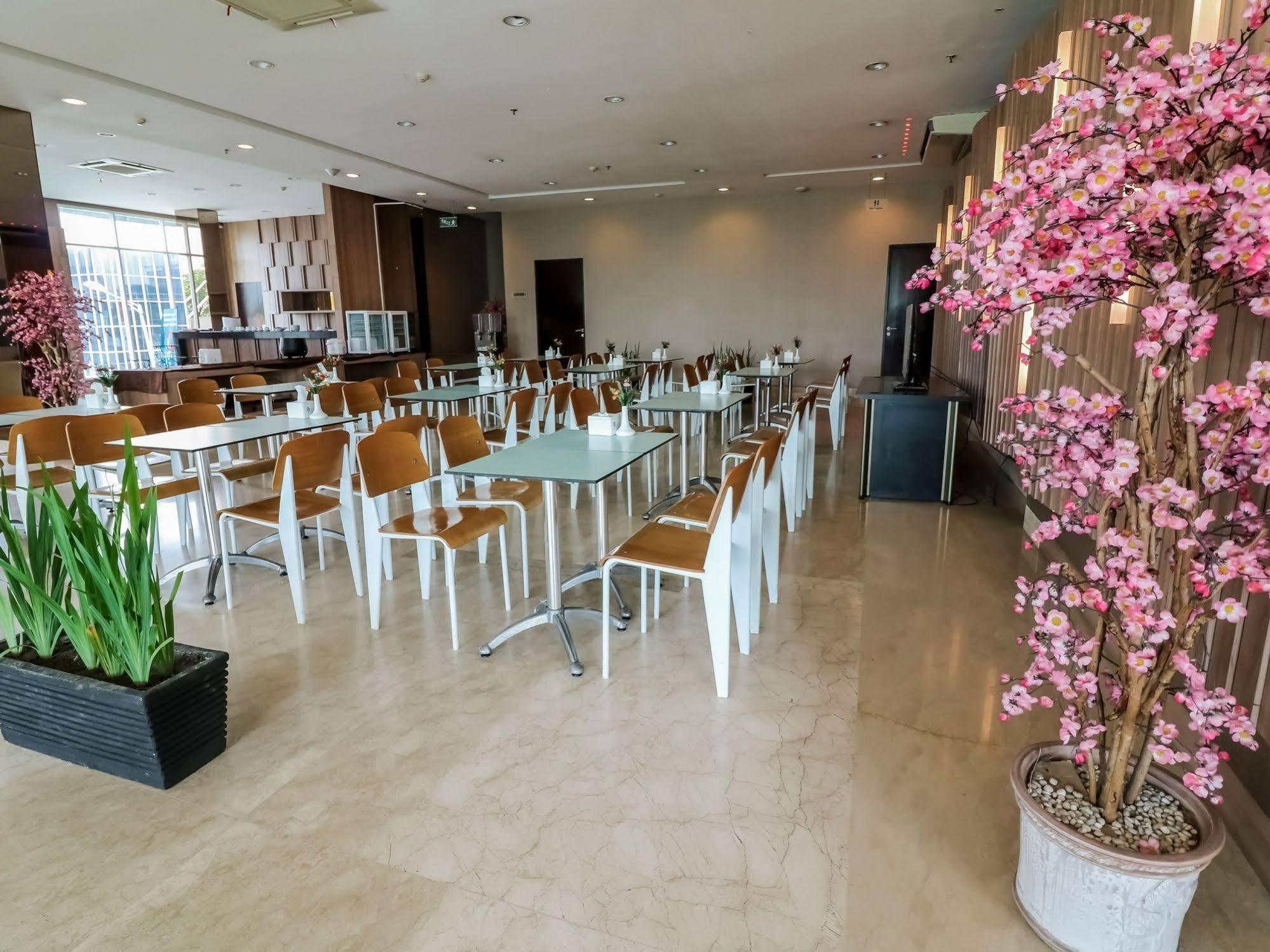 Фото Hotel 61 Medan