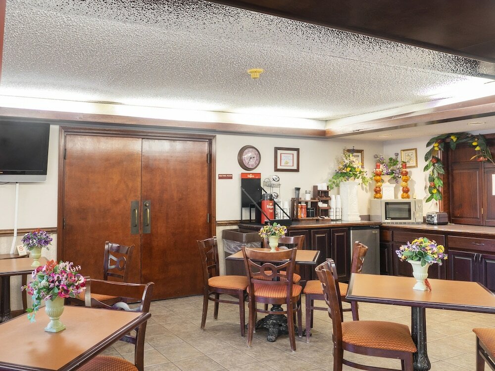 Фото Oyo Hotel Adairsville Hwy 140