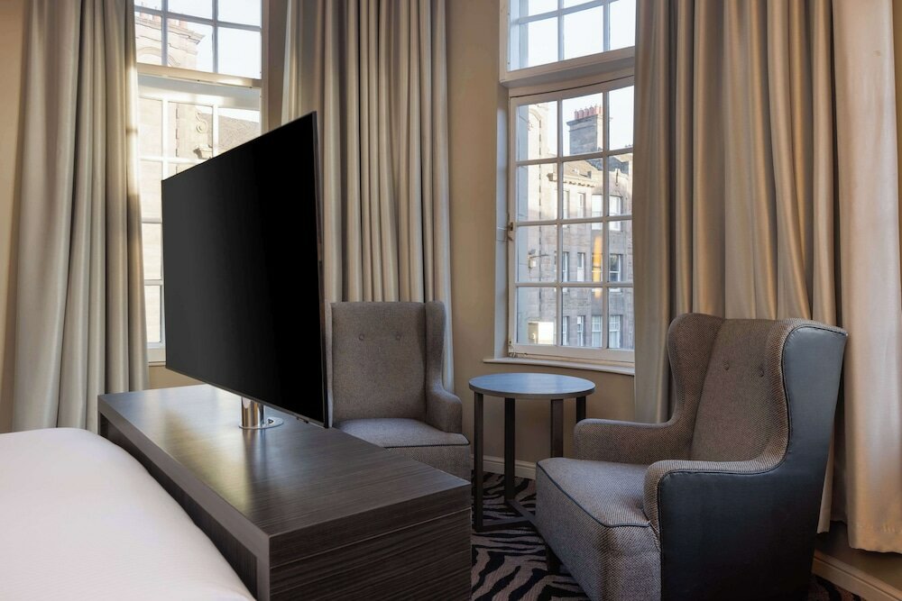 Фото DoubleTree by Hilton Edinburgh City Centre