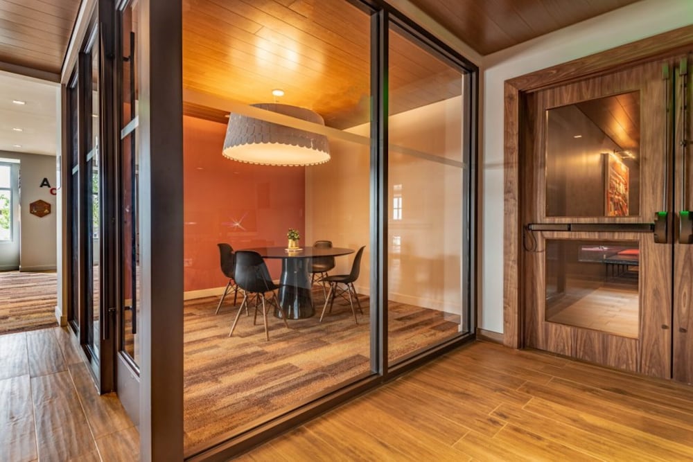 Фото Global Luxury Suites East Boston