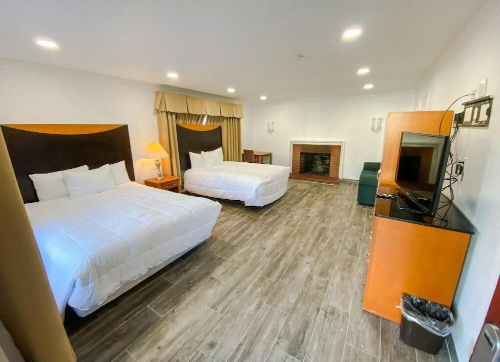 Фото Town and Country Inn