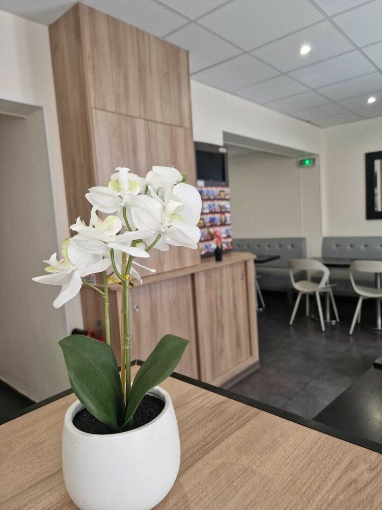 Фото Hotel D'Anjou Levallois-Perret