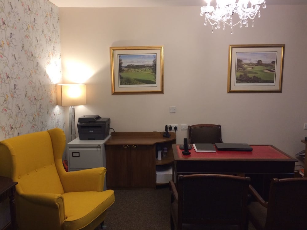 Фото Crosshill House