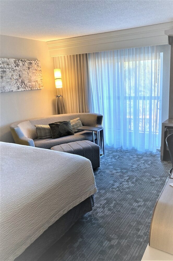 Фото Courtyard by Marriott Raynham