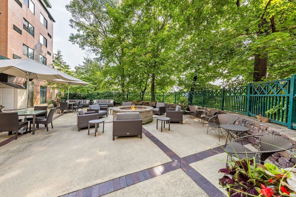 Фото Courtyard by Marriott Boston Waltham