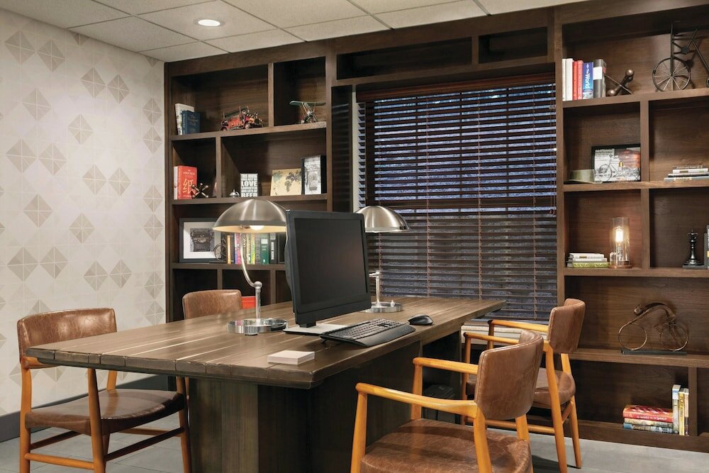 Фото Four Points by Sheraton Raleigh Arena