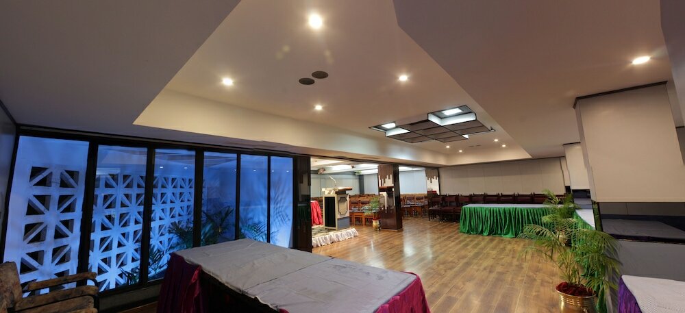 Фото Hotel Parisutham