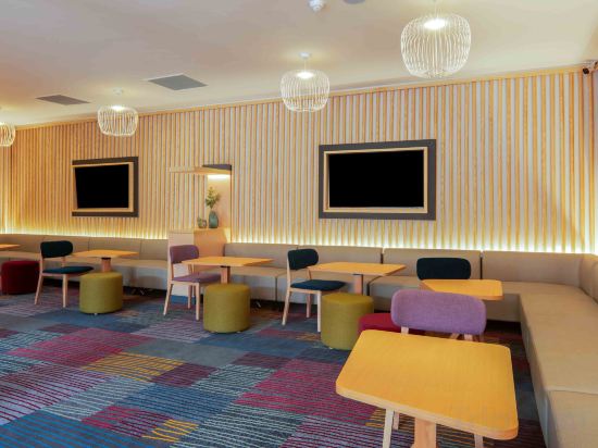 Фото Hampton by Hilton Sandton Grayston