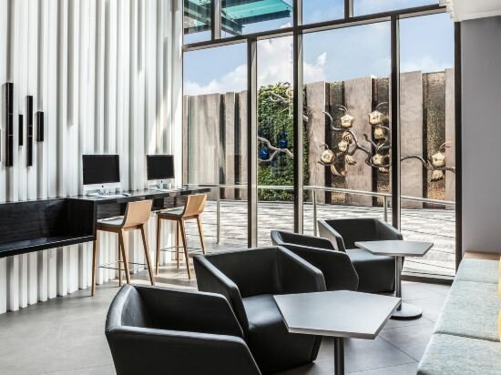 Фото Holiday Inn Express Bangkok Soi Soonvijai