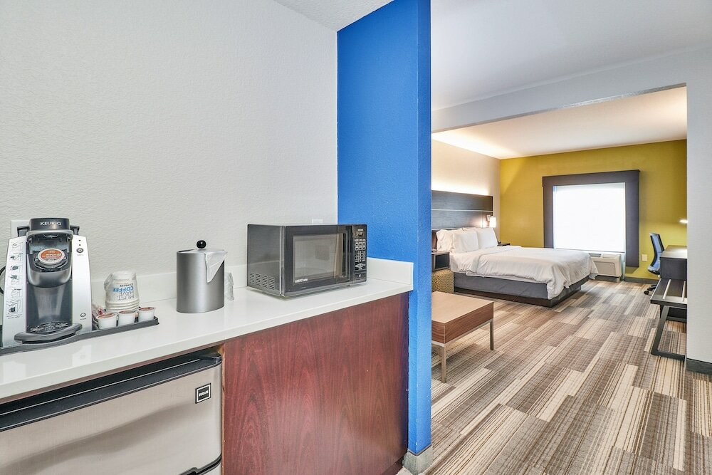 Фото Holiday Inn Express Hotel & Suites Clearwater/Us 19 N, an Ihg Hotel