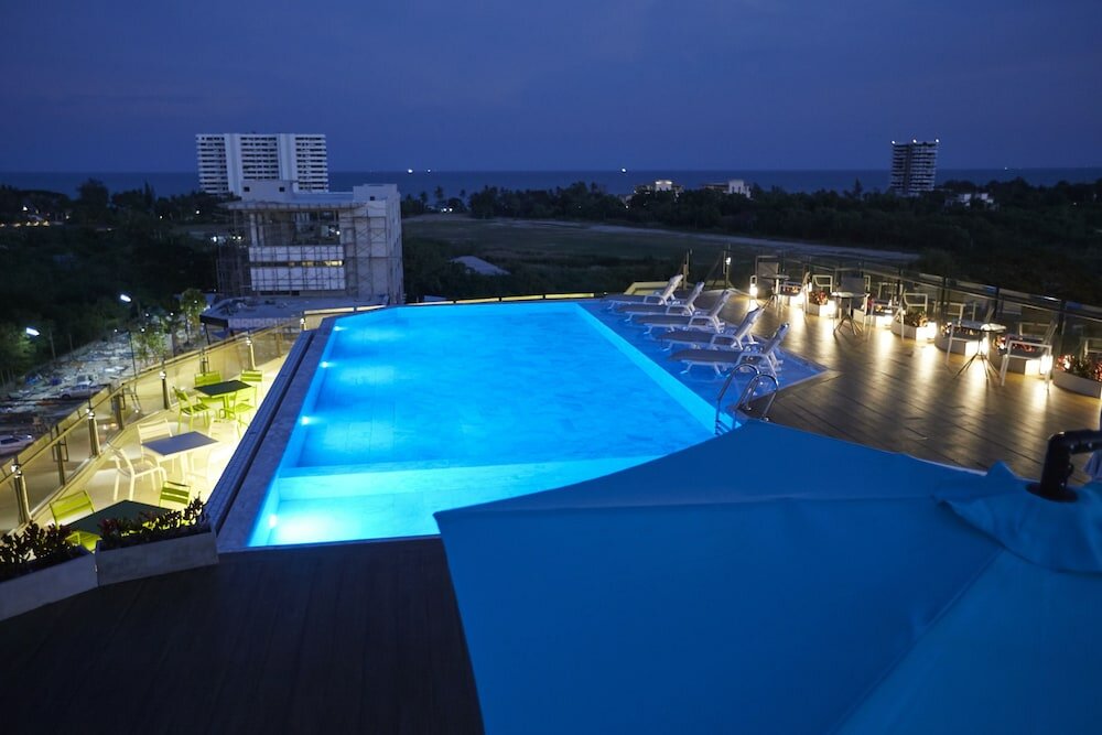 Фото The Whe-la Wha-le Hotel